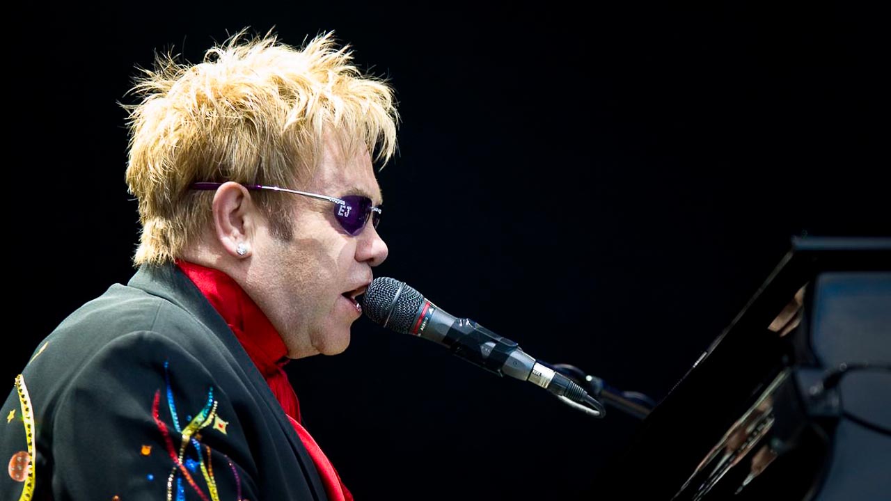 Elton John in costa smeralda